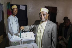 Mohamed Ali Soilihi votes at a polling station in Mbeni on January 25, 2015 during legislative elections (AFP Photo/Ibrahim Youssouf)