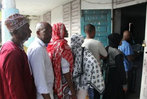 Voters queue in the Comoros capital Moroni to cast their ballots for the presidential election from a crowded field of 25 candidates on February 21, 2016 (AFP Photo/Ibrahim Youssouf)